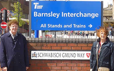 Der Vorsitzende des Vereins Städtepartnerschaft, Prof. Dr. Reinhard Kuhnert, und seine Frau Adelheid besichtigen den Schwäbisch Gmünd Way in Barnsley.
