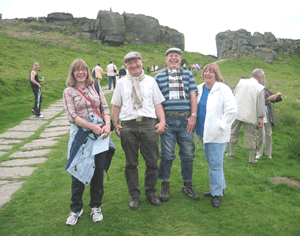 Vier Mitglieder des Vereins auf dem Ilkley Moor, zwei als „Yorkshire Clogger“ verkleidet