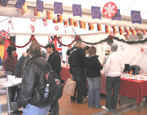 Glühwein-und-Stollen-Stand beim alljährlichen Weihnachtsmarkt in Barnsley